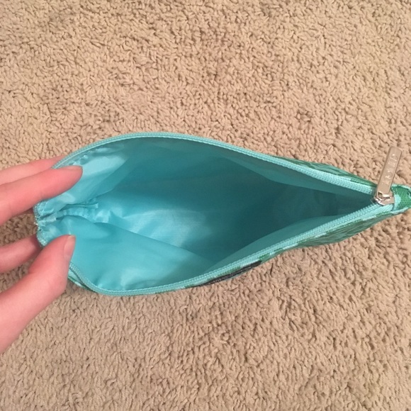 ⭐️ Clinique flower makeup bag - Picture 2 of 3